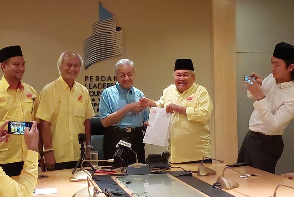 Ibrahim (dua dari kanan) serah borang keahlian kepada Tun Dr Mahathir di Yayasan Kepimpinan Perdana pada Sabtu.