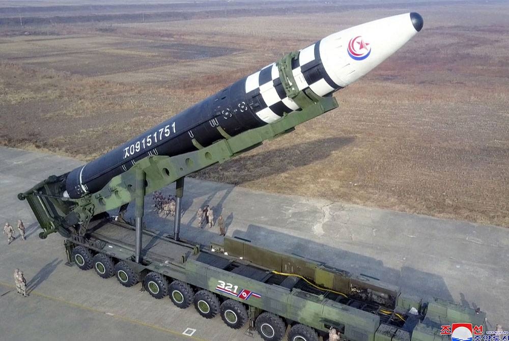 Gambar disiarkan Agensi Berita Pusat Korea (KCNA) menunjukkan peluru berpandu ICBM Korea Utara dikenali sebagai &#039;Hwasong Gun 17&#039;. - Foto AFP