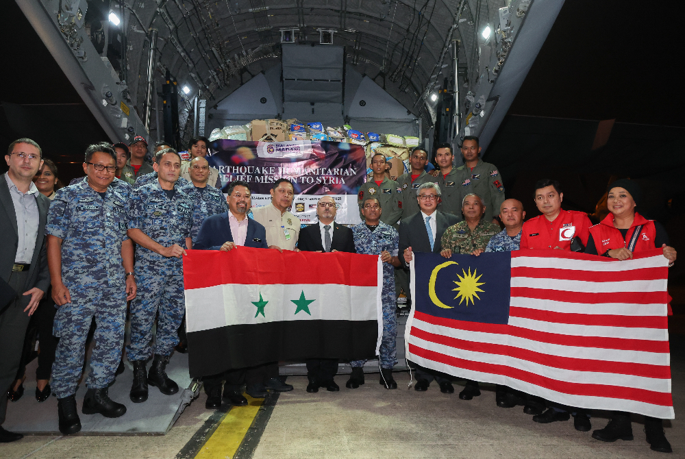 Panglima TUDM, Datuk Seri Mohd Asghar Khan Goriman Khan bergambar ketika hadir melihat proses pada misi penghantaran bantuan kemanusiaan gempa bumi ke Syria di Pangkalan Udara TUDM Subang pada Sabtu. - Foto Bernama