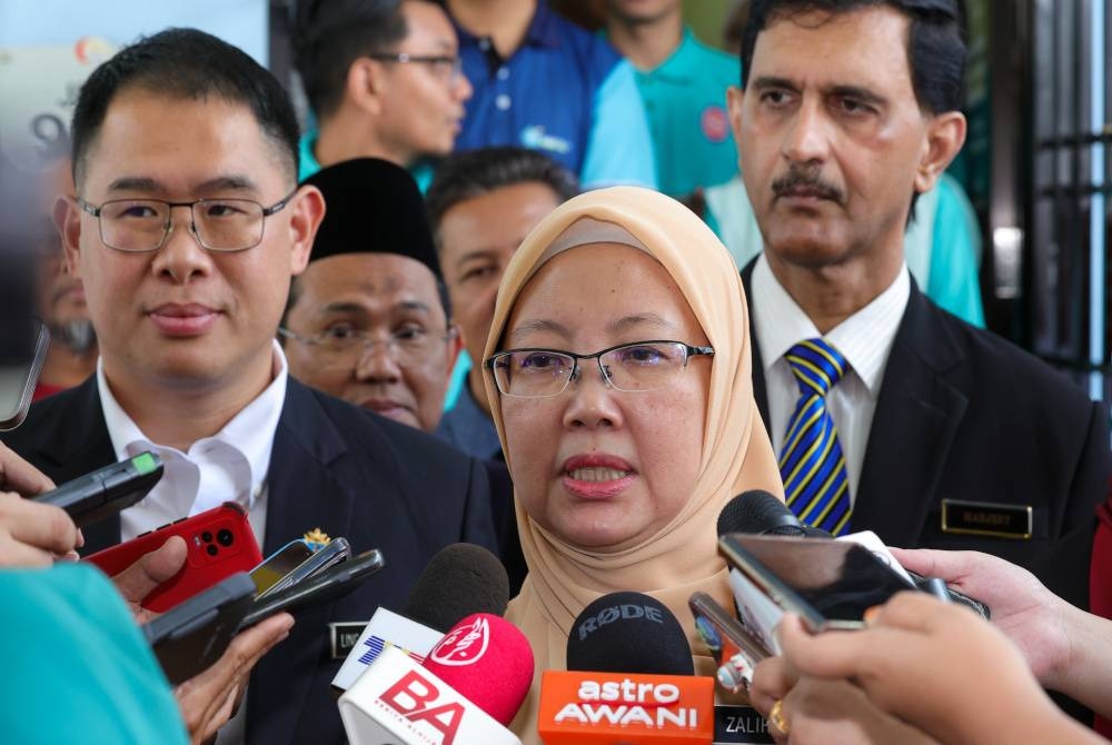 Dr Zaliha (tengah) ketika ditemui pengamal media selepas merasmikan Wellness Hub Hospital Sultanah Aminah di Wellness Hub hari ini. - Foto Bernama
Turut hadir Pengerusi Jawatankuasa Kesihatan dan Perpaduan Negeri Johor Ling Tian Soon (kiri).
 -- fotoBERNAMA (2023) HAK CIPTA TERPELIHARA