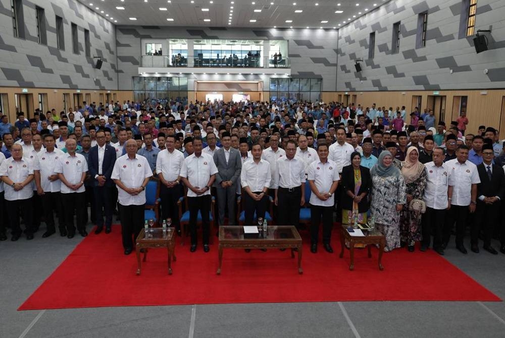 Zahari (tujuh dari kanan) bergambar sempena Majlis Amanat Menteri Besar Johor Datuk Onn Hafiz Ghazi Bersama Ketua Kampung pada Ahad.