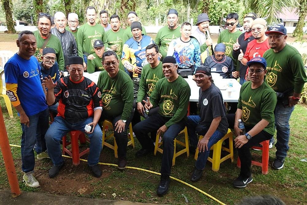 Sebahagian penunggang motosikal berkuasa tinggi yang menyertai program amal dan kemasyarakatan, Jom Cuci Masjid (JCM) kali ke-41 Di Masjid At-Taqwa, Felda Kota Gelanggi Dua dan Empa pada Ahad.