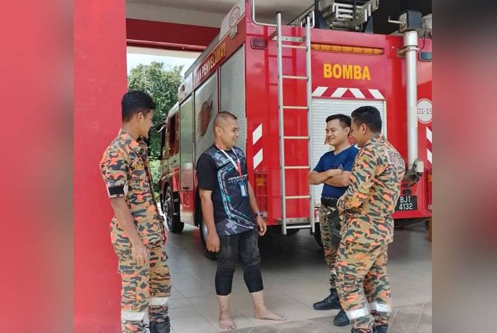 Mohd Faizal (dua dari kiri) ditemui selamat di kaki Gunung Stong selepas sesat empat jam. - Foto: Ihsan JBPM