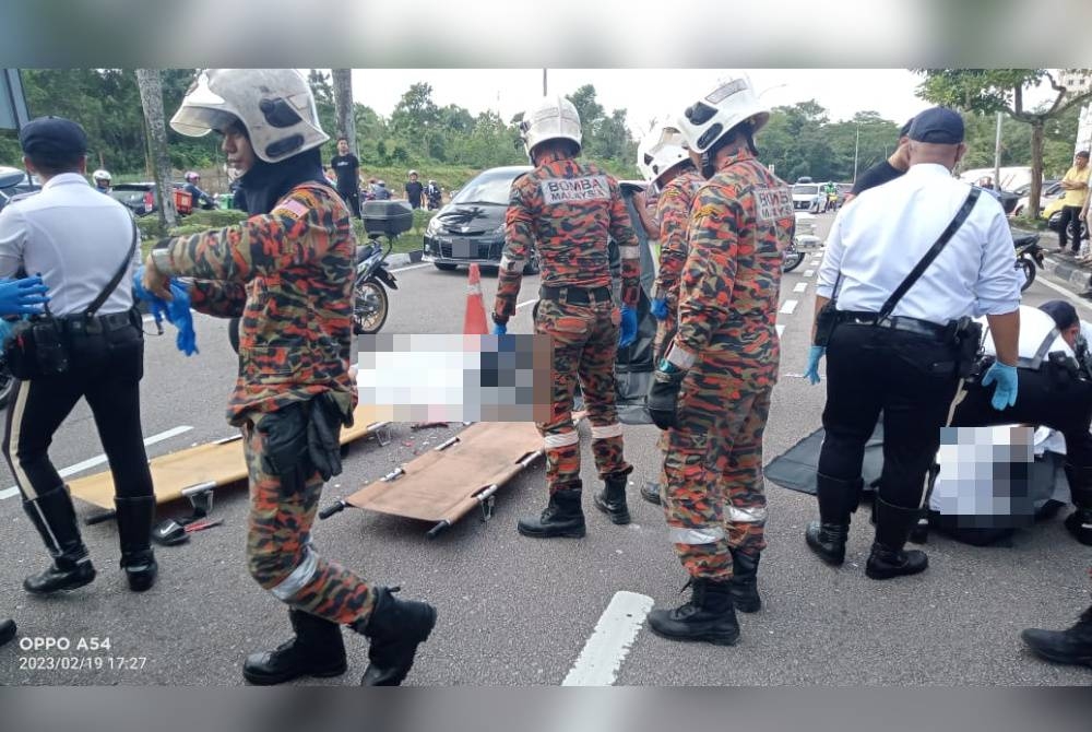 Anggota bomba mengangkat mangsa kemalangan melibatkan sebuah motosikal dan lori di Jalan Persiaran Tanjung Tampoi, Johor Bahru, pada Ahad.