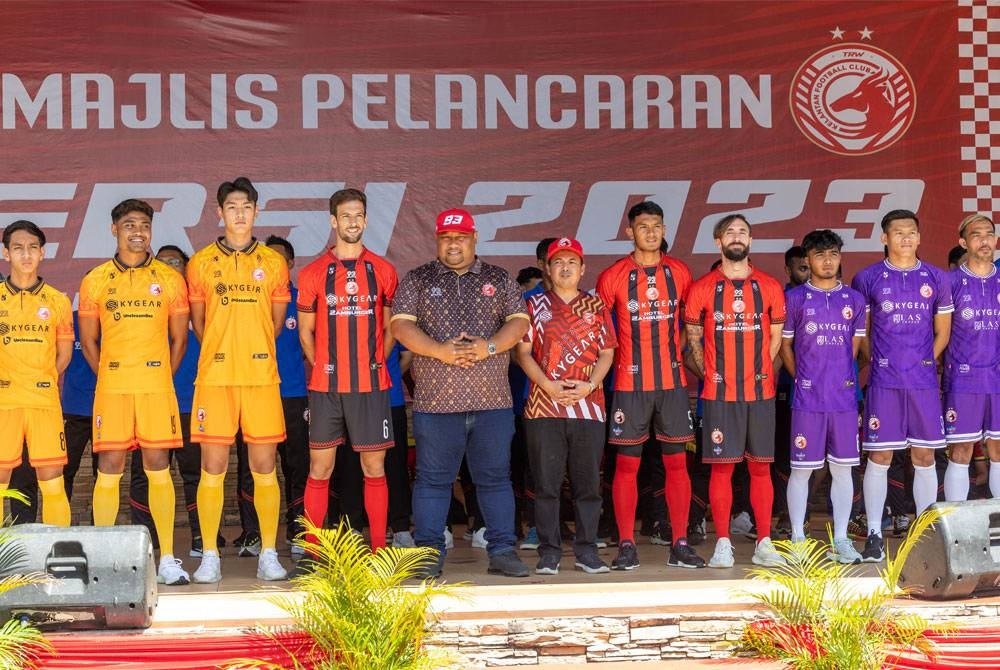 Norizam (lima, kiri) bersama barisan para pemain Kelantan sempena Pelancaran Jersi dan Pengenalan Pemain Pasukan Liga Super TRW Kelantan FC serta Barisan Jurulatih TRW Kelantan FC 2023 di Stadium Sultan Muhamad IV, pada Ahad.