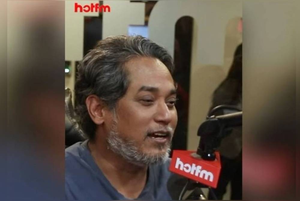 Khairy ketika memulakan tugas sebagai penyampai radio Hot FM bermula jam 6 hingga 10 pagi Rabu.