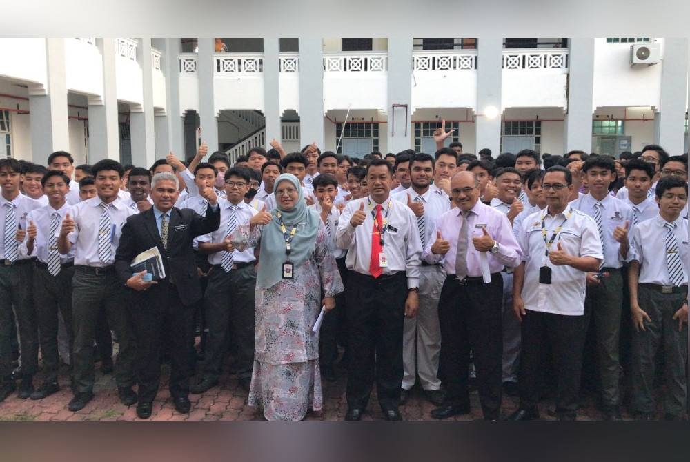 Rahimah bergambar bersama 171 calon yang menduduki peperiksaan SPM di SMK Anderson.