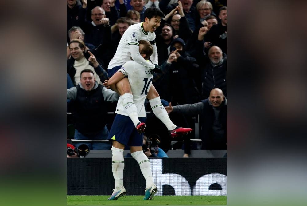 Heung-min (kiri) meledak satu gol ketika membantu Spurs mengalahkan West Ham 2-0. - Foto AFP