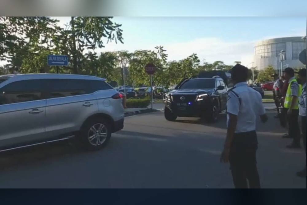 Kenderaan yang dipercayai membawa Najib tiba jam 8.25 pagi di Istana Kehakiman, Putrajaya pada Isnin.