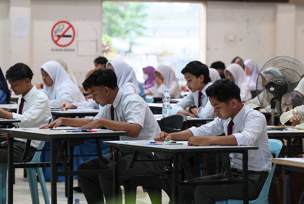 Calon SPM 2022 Sekolah Menengah Kebangsaan (SMK) Dato&#039; Haji Mohd Said menduduki peperiksaan Bahasa Melayu kertas 1 semasa tinjauan hari ini. - Foto Bernama