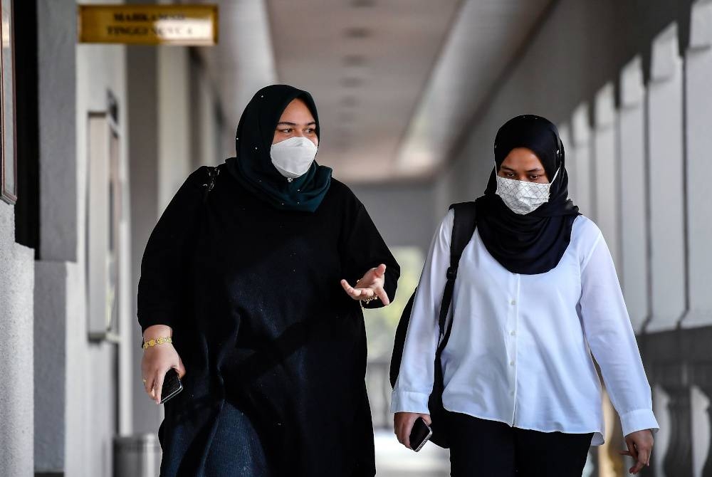 Siti Bainun (kiri) hadir di Kompleks Mahkamah Kuala Lumpur hari ini. - Foto Bernama