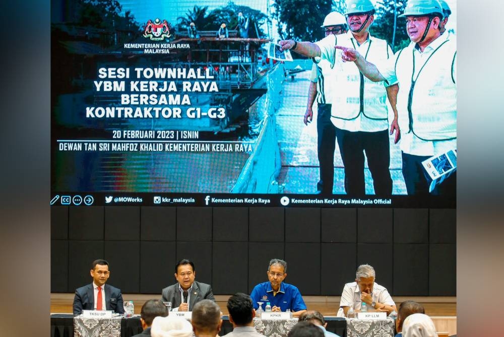 Nanta (depan, dua dari kiri) pada sesi Townhall bersama kontraktor bumiputera di KKR pada Isnin. - Foto Facebook Alexander Nanta Linggi