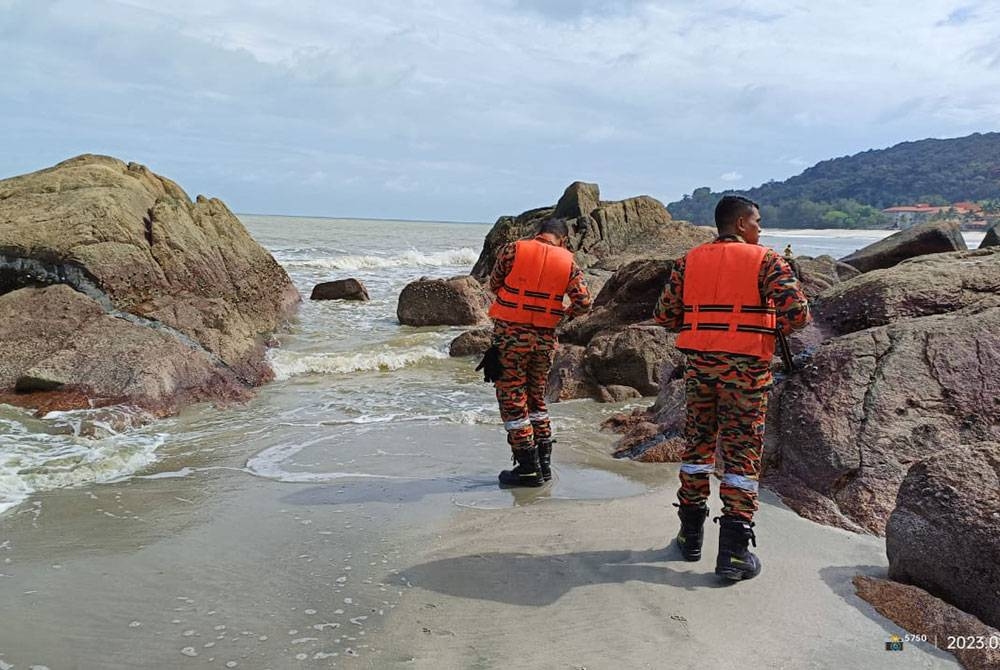 Anggota bomba dari BBP Kuantan menjalankan operasi SAR mangsa dikuatiri lemas di Pantai Teluk Chempedak di Kuantan pada Isnin.