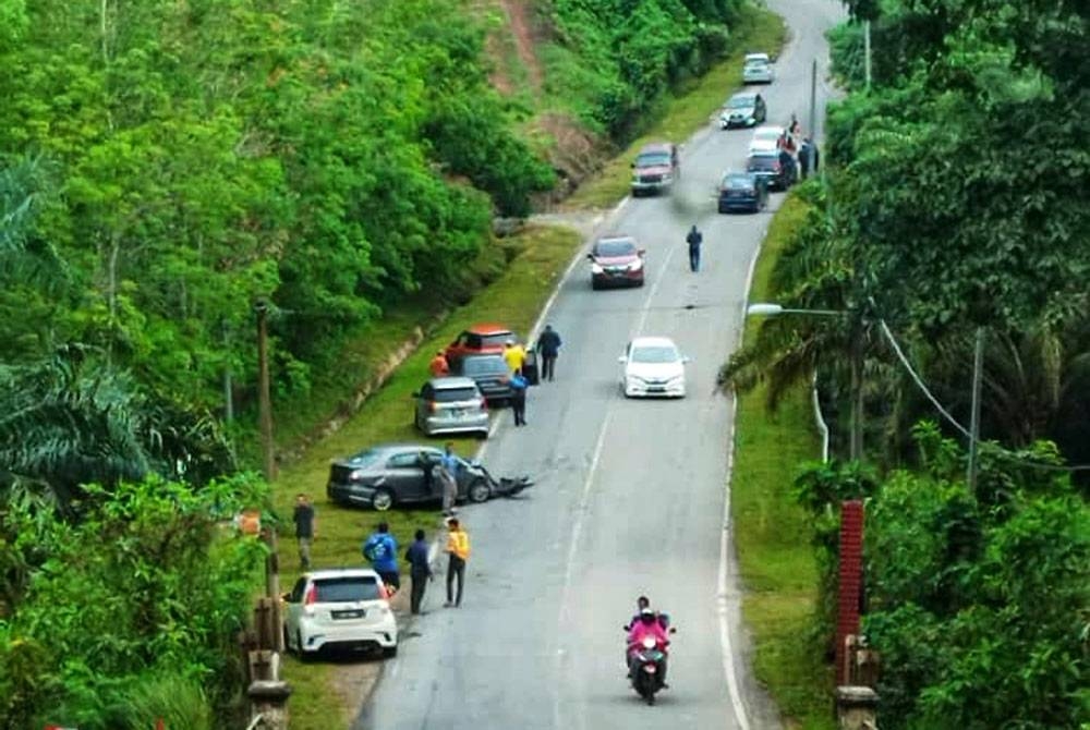 Sebuah lori membawa muatan batu kasar melanggar enam kenderaan lain selepas terundur ketika mendaki Bukit di KM16 Jalan Jerantut -Kuala Lipis dekat Bukit Atap pada Isnin dipercayai masalah enjin. - Foto ihsan PDRM