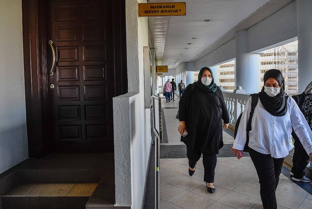 Siti Bainun (kiri) hadir di Kompleks Mahkamah Kuala Lumpur hari ini bagi perbicaraan kes yang dihadapinya. Foto Bernama