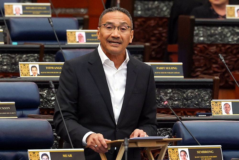 Ahli Parlimen Sembrong Datuk Seri Hishammuddin Tun Hussein ketika sesi perbahasan Titah Yang Dipertuan Agong pada Mesyuarat Pertama Penggal Kedua Parlimen ke-15 di Bangunan Parlimen hari ini. - Foto Bernama