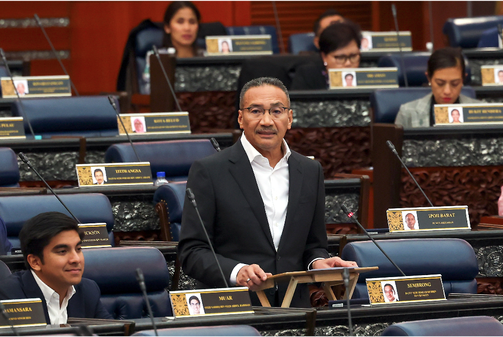 Hishammuddin ketika sesi perbahasan Titah Yang di-Pertuan Agong pada Mesyuarat Pertama Penggal Kedua Parlimen ke-15 di Bangunan Parlimen hari ini. - Foto Bernama