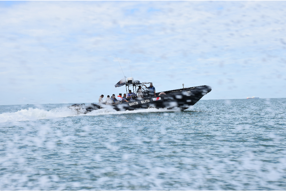 Hampir 100 anggota penguat kuasa serta komuniti nelayan terlibat dalam Operasi Mencegah, Menangkap dan Pemindahan Buaya di perairan Tanjung Bidara dan Kuala Linggi hari ini. - Foto Bernama