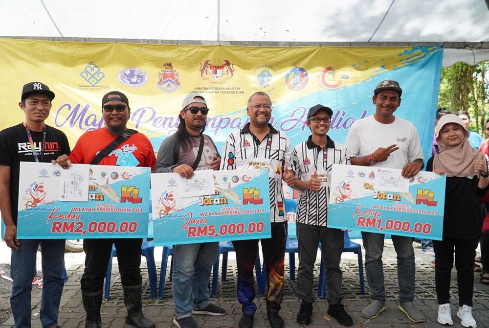 Hadiah kepada pemenang disempurnakan Pengarah Jabatan Kebudayaan Kesenian Pelancongan dan Sukan DBKL, Khairul Azmir Ahmad (empat dari kiri) dan Timbalan Pengarah Kanan Jabatan Kebudayaan Kesenian Pelancongan dan Sukan DBKL, Izwan Razif Salehaped (lima dari kiri).