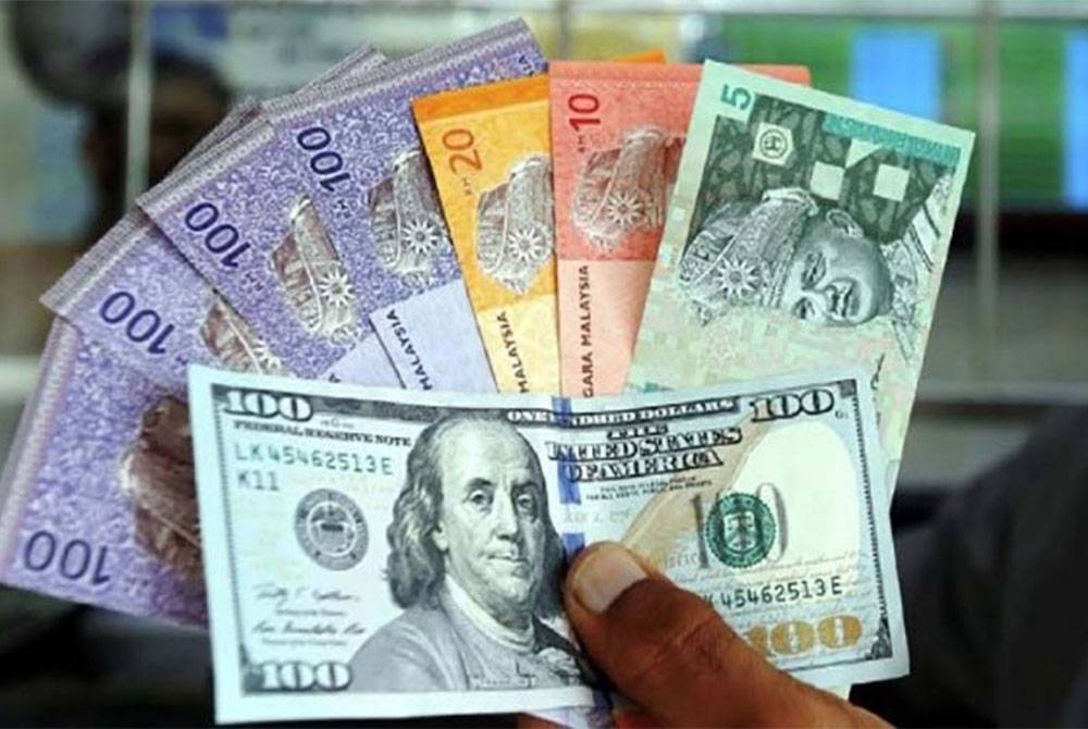 Pada 6 petang, ringgit susut kepada 4.4310/4345 berbanding dolar AS daripada 4.4020/4060 ketika ditutup pada Khamis.