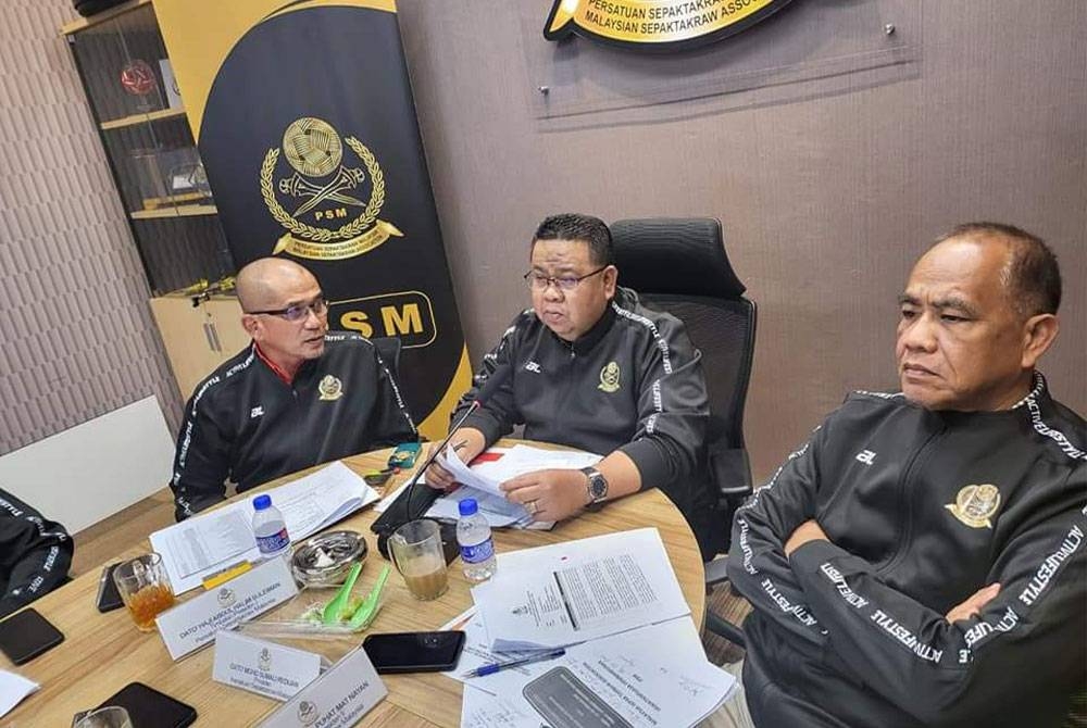 Halim (kiri) bersama Sumali (tengah) ketika mempengerusikan Mesyuarat Jawatankuasa Tertinggi PSM di Stadium Titiwangsa, Kuala Lumpur, malam Isnin.