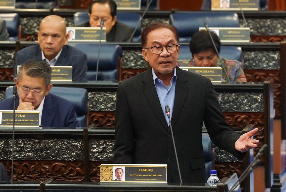 Anwar Ibrahim menjawab soalan ketika Waktu Pertanyaan Menteri pada Mesyuarat Pertama Penggal Kedua Parlimen ke-15 di Bangunan Parlimen pada Selasa. - Foto: Bernama