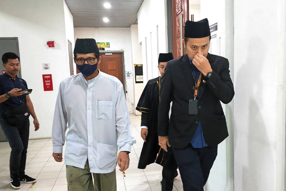 Habib Shah Firdaus (kiri) kita hadir di Mahkamah Tinggi Syariah Negeri Sembilan pada Selasa.