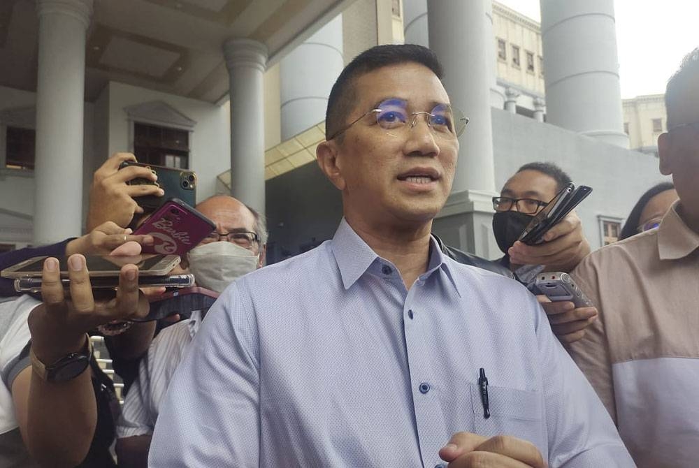 Mohamed Azmin ketika ditemui media di pekarangan Mahkamah Kuala Lumpur pada Selasa.