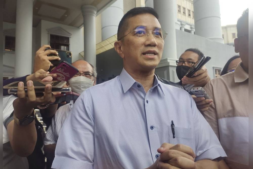 Mohamed Azmin ketika ditemui media di pekarangan Mahkamah Kuala Lumpur pada Selasa.