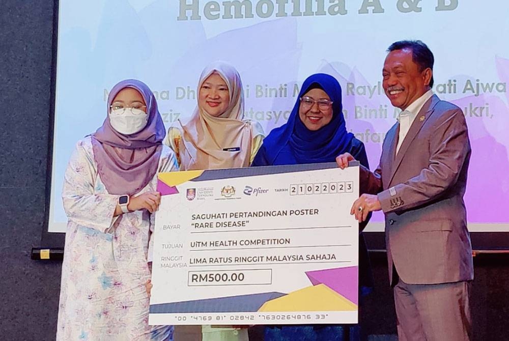 Roziah (dua dari kanan) mengiringi Timbalan Menteri Pengajian Tinggi, Datuk Mohammad Yusof Apdal (kanan) menyampaikan hadiah kepada salah seorang pemenang pertandingan poster selepas Majlis Perasmian Penutup UiTM Health Competition di Hospital Al-Sultan Abdullah, UiTM Puncak Alam, di sini pada Selasa.