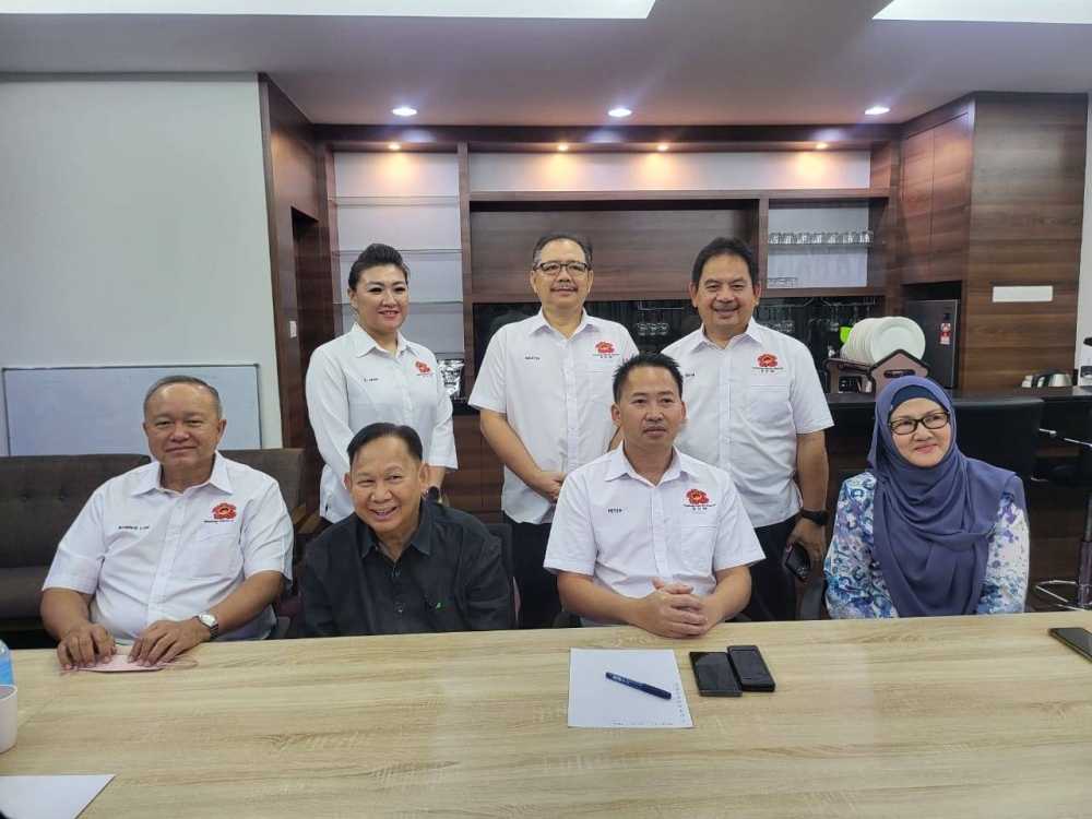 Peter (dua dari kanan) pada sidang akhbar di Kota Kinabalu pada Selasa.