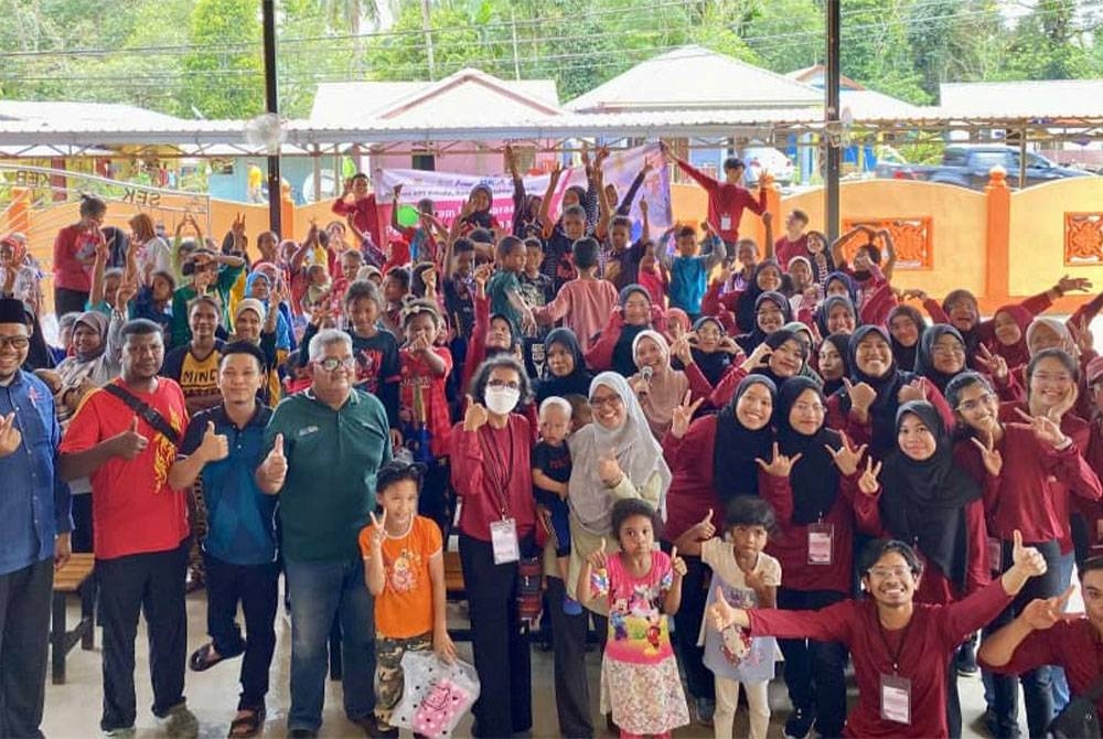 Dr Divya (lima dari kiri) bersama pelajar USM dan masyarakat Orang Asli pada Program Kesedaran Pemakanan Orang Asli di Sekolah Kebangsaan Kuala Lah, Meranto, Gua Musang.