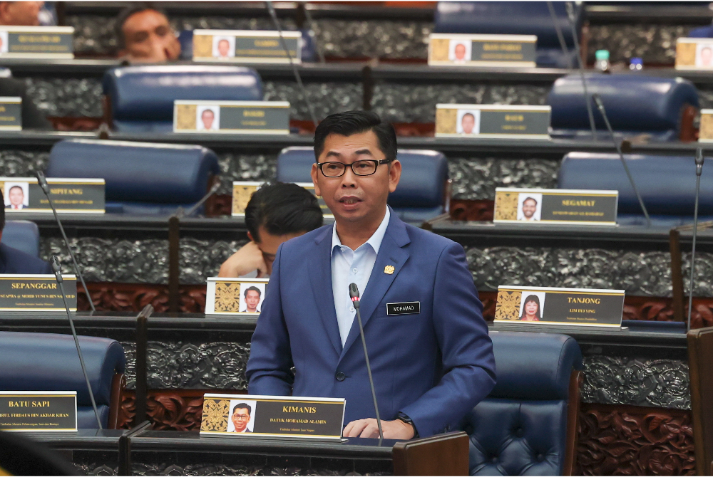 Mohamad ketika sesi soal jawab pada Mesyuarat Pertama Penggal Kedua Parlimen ke-15 di Bangunan Parlimen hari ini. - Foto Bernama