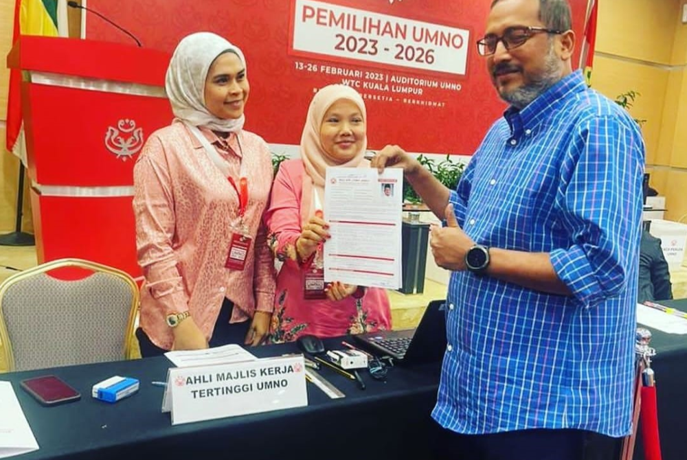 Shaiful Hazizy menyerahkan borang pendaftaran pencalonan kepada urusetia JPU di Menara Dato’ Onn, Kuala Lumpur pada Khamis.