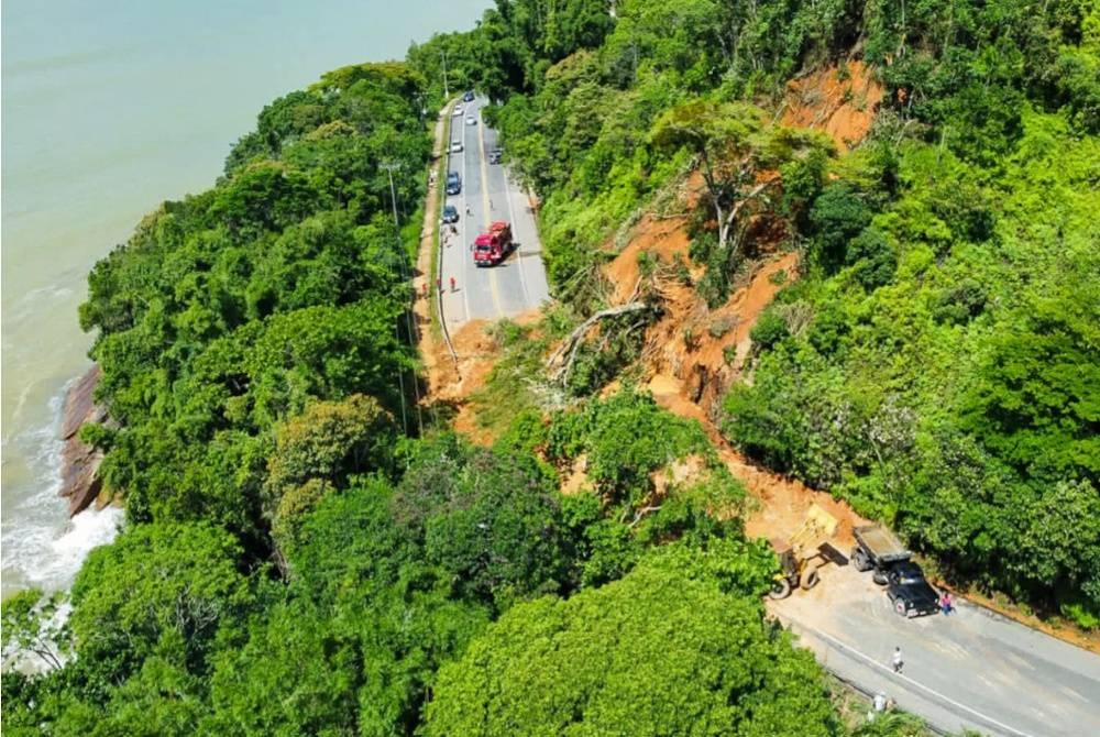 Antara jalan raya yang terjejas akibat tanah runtuh. - Foto AFP