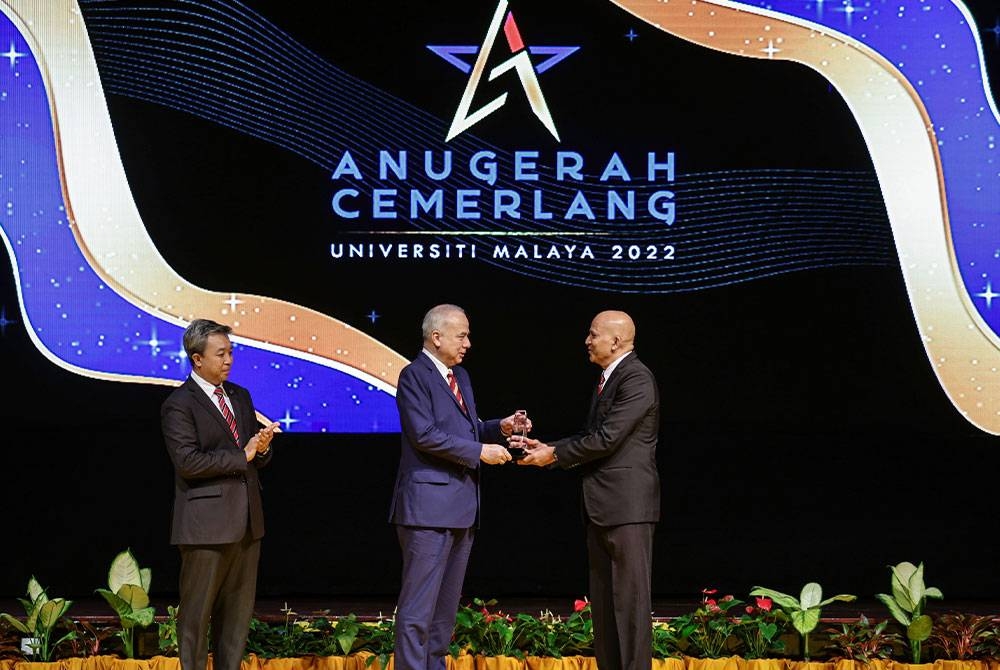 Sultan Nazrin berkenan menyampaikan anugerah Tokoh Akademik Universiti Malaya kepada Prof Ir Dr Abdul Aziz Abdul Rahman Pada Majlis Anugerah Cemerlang Universiti Malaya 2022, hari ini. Foto Bernama