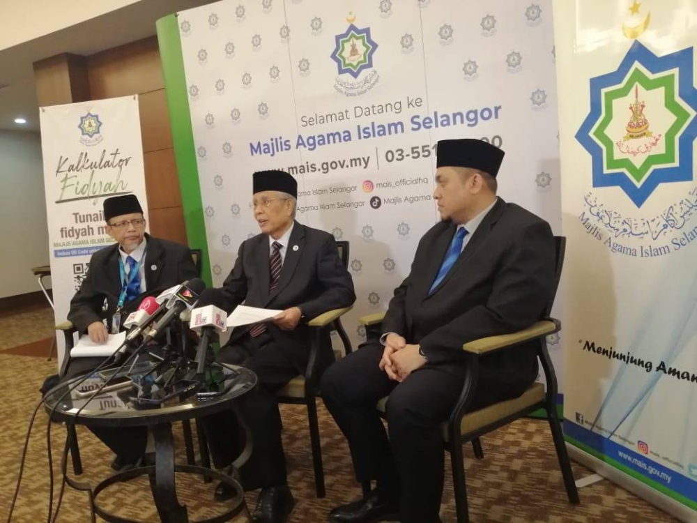 Abdul Aziz (tengah) pada sidang akhbar sejurus sepesai acara Majlis Hi-Tea Rakan Media dan Rakan Strategik serta Pelancaran Kalkulator Fidyah Puasa MAIS 2023 di sebuah hotel, di sini pada Selasa.