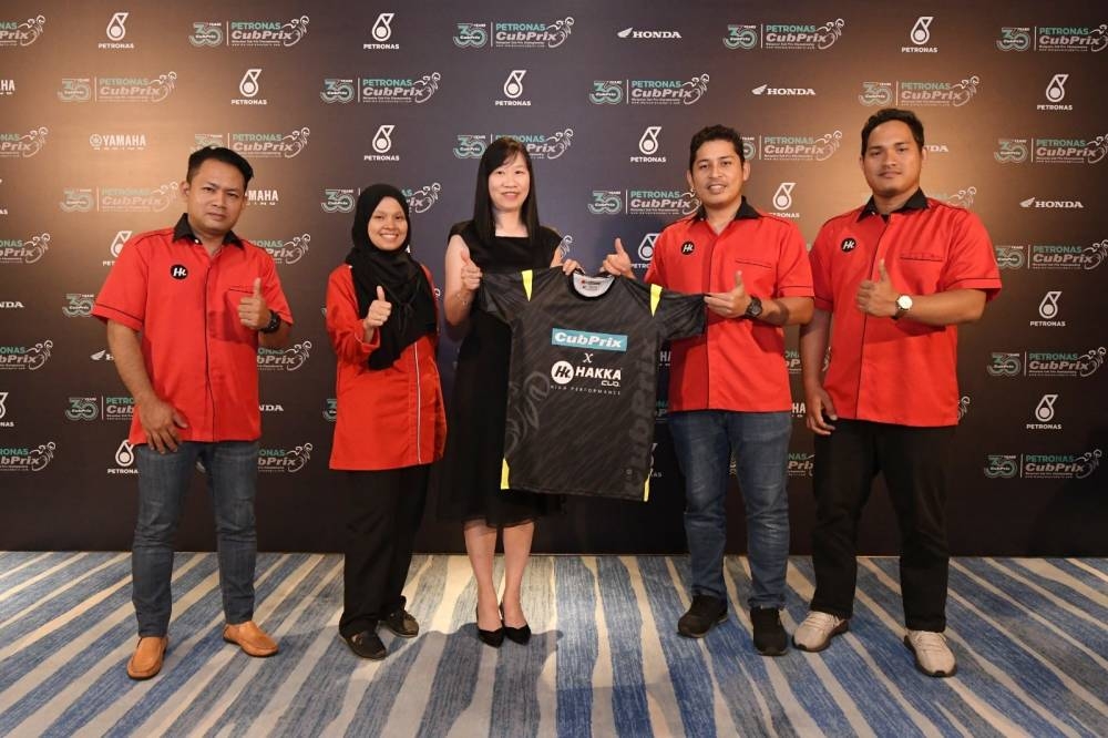 Yvonne (tengah) percaya kerjasama dengan HakkaClo mampu memberi kepuasan kepada semua pembeli Happy Bag sepanjang Cub Prix 2023.