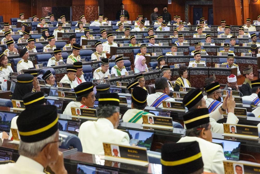 Barisan ahli Dewan Rakyat yang hadir pada Istiadat Pembukaan Mesyuarat Pertama Penggal Kedua, Parlimen ke-15 di Bangunan Parlimen. - Foto Bernama