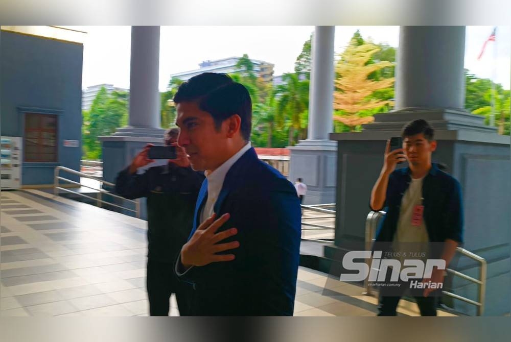 Syed Saddiq hadir ke Mahkamah Tinggi Kuala Lumpur pada jam 9.18 pagi Rabu.