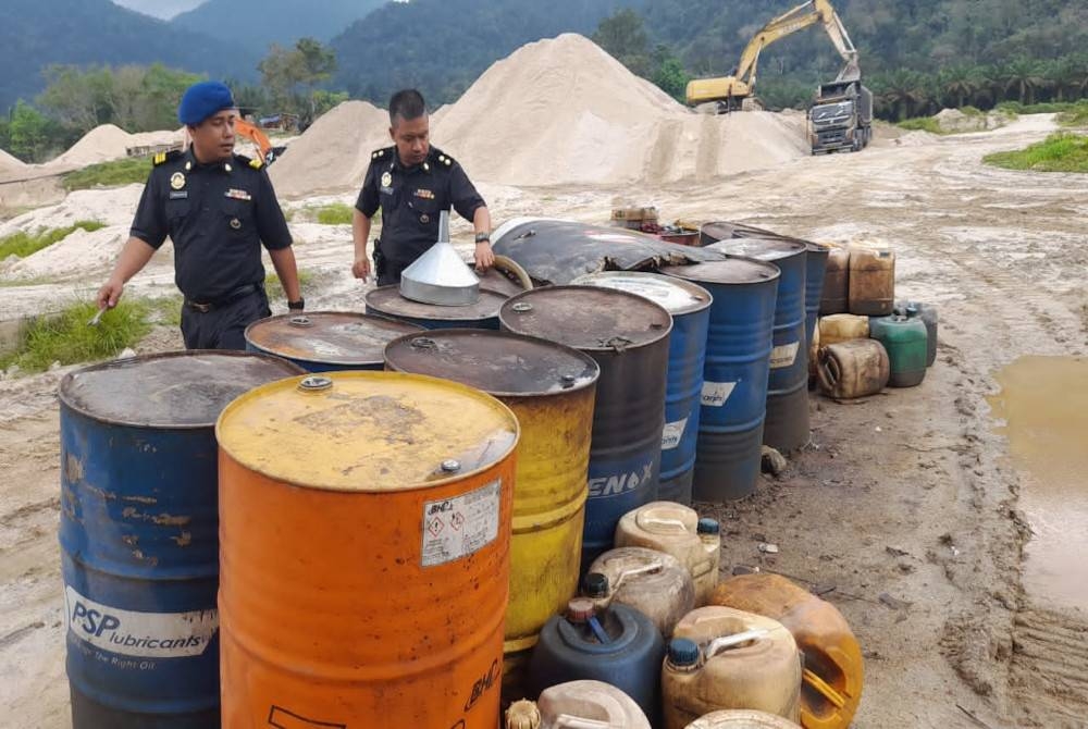 Sepasukan anggota penguat kuasa KPDN Perak berjaya menumpaskan kegiatan penyelewengan minyak diesel bersubsidi di kawasan perlombongan pasir di Chenderiang, Tapah pada Selasa