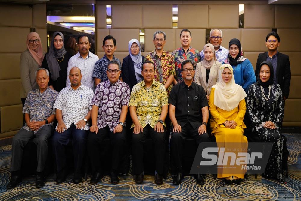 Ahmad Samsuri (duduk tengah) dan Rosliza (duduk, dua dari kanan) ketika hadir pada Majlis Jalinan Mesra Menteri Besar Terengganu bersama Pesat di sebuah hotel di sini pada Selasa. - Foto Sinar Harian/ Rosli Talib