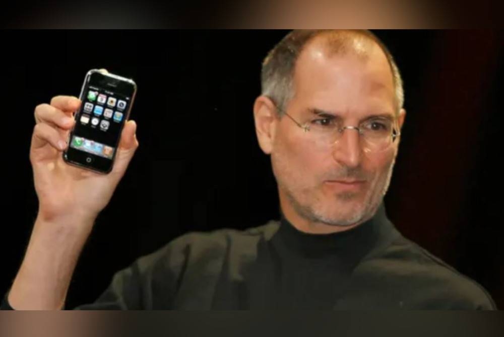 Steve Jobs memperkenalkan Iphonepada Persidangan Apple di San Francisco pada 2007.- Foto AFP