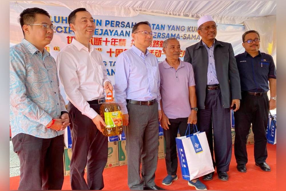 Rui (tiga dari kiri) bersama sebahagian daripada mereka yang hadir pada sambutan ulang tahun ke-10 Belt and Road Initiative (BRI) di Padang Halban, Peringat, Kota Bharu.