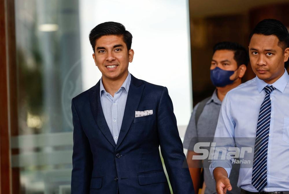 Syed Saddiq (kiri). - Gambar fail