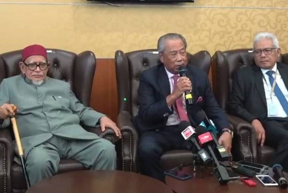 Muhyiddin (tengah) pada sidang media di Dewan Rakyat pada Rabu.