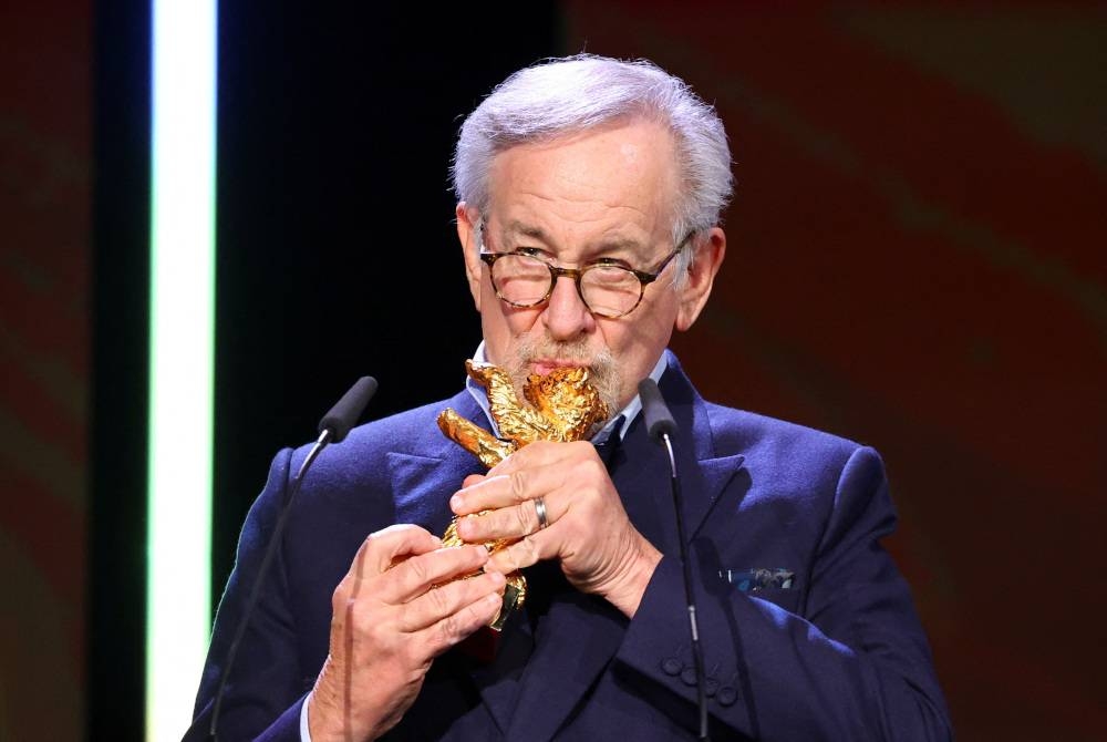 Steven Spielberg menerima anugerah pencapaian sepanjang hayat ‘Golden Bear’ di festival filem antarabangsa Berlin pada Selasa. - Foto Reuters