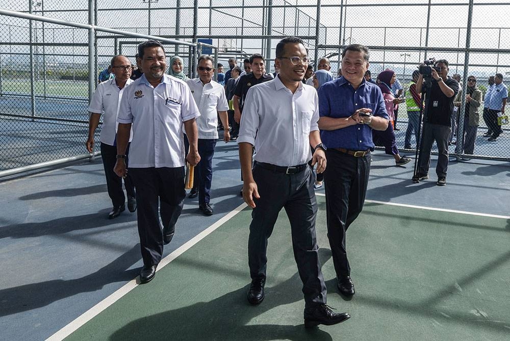 Nik Nazmi ketika melawat fasiliti sukan yang akan dibuka kepada penduduk sekitar Kajang pada majlis perasmian Loji Rawatan Kumbahan Berpusat Langat dan Taman Eko Langat pada Rabu. - Foto Bernama