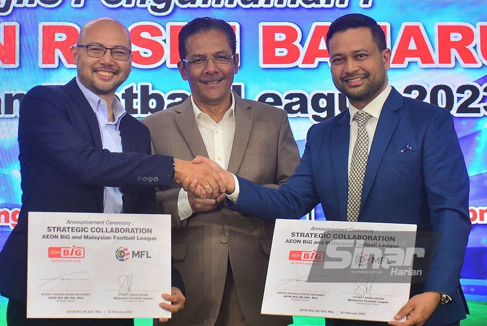 Sheikh Farouk (kiri) bertukar MoU dengan Stuart (kanan) dengan disaksikan Ghani (tengah) pada majlis Pengumuman Rakan Rasmi Baharu Malaysian Football League 2023 di AEON BiG Wangsa Maju, Kuala Lumpur pada Rabu. - Foto SINAR HARIAN/ ROSLI TALIB