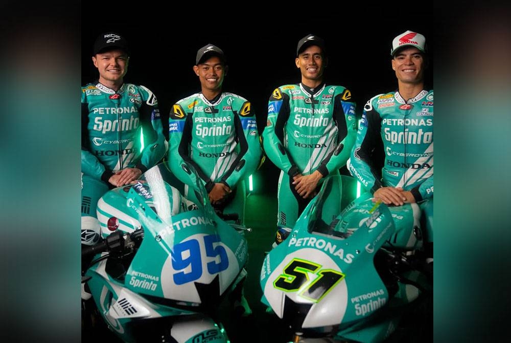 Adam (dua dari kiri) dan Hafizh (tiga dari kiri) menggalas cabaran Petronas MIE Racing di WSBK 2023. - Foto Mie Racing Japan